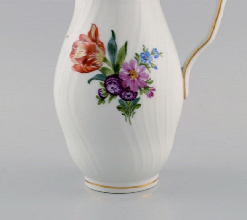 Peint à la main Pichet à fleurs Saxon Royal Copenhagen en porcelaine peinte à la main avec fleurs en vente