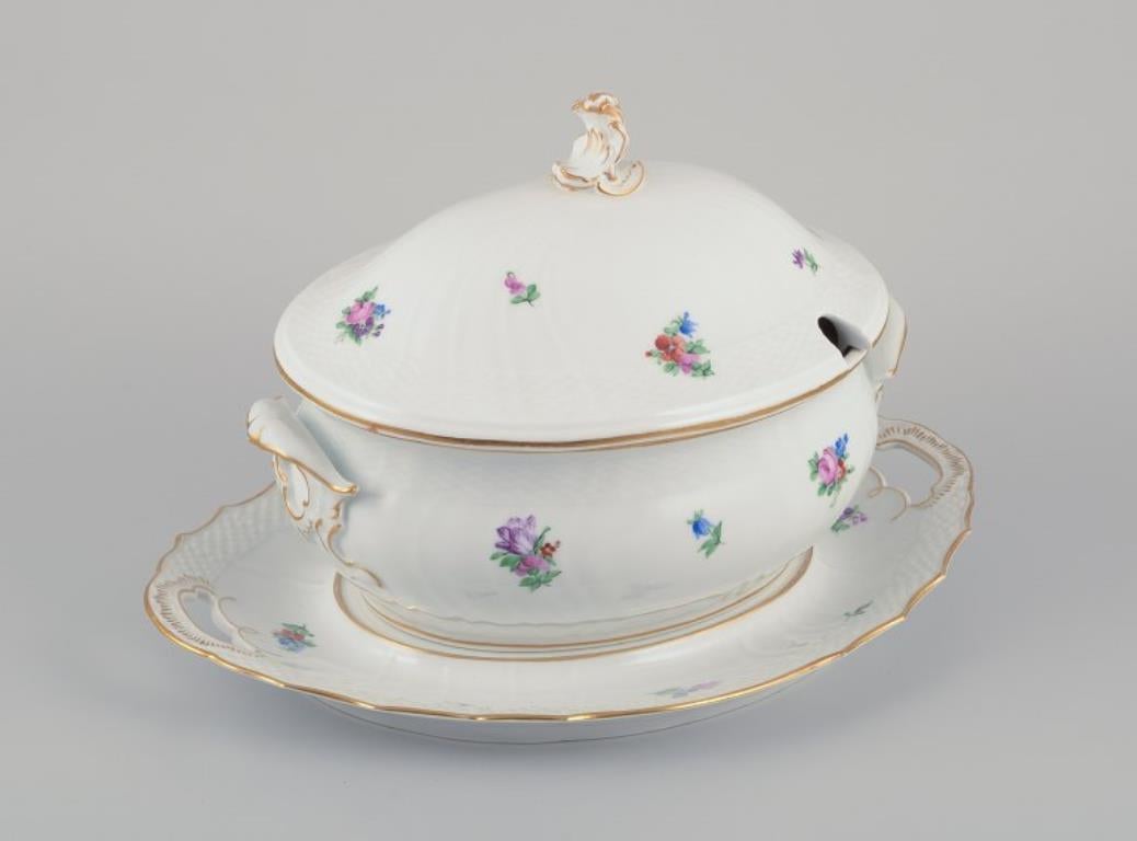 Flor Sajona de Royal Copenhagen. 
Sopera grande de porcelana con tapa. Pintado a mano con flores policromadas. Borde dorado.
Model No: 482/1667.
Principios del siglo XX.
Marcado.
En perfecto estado, con signos normales de uso.
Segunda calidad de