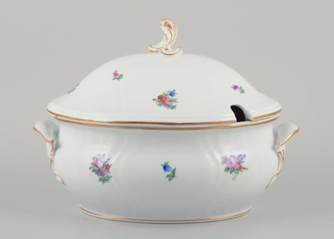 Flor Sajona de Royal Copenhagen. Sopera grande de porcelana con tapa. Danés en venta