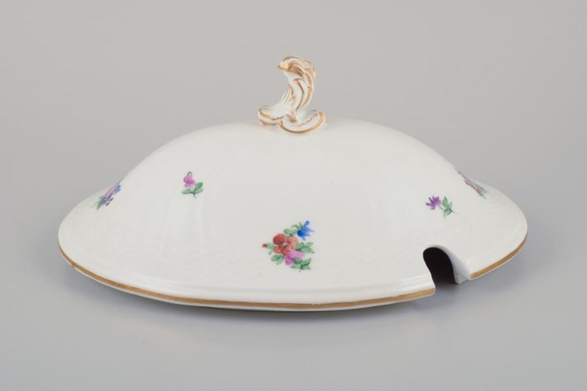 Flor Sajona de Royal Copenhagen. Sopera grande de porcelana con tapa. siglo XX en venta