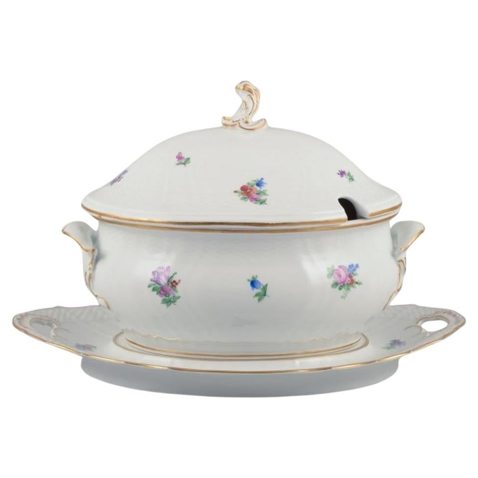 Flor Sajona de Royal Copenhagen. Sopera grande de porcelana con tapa.
