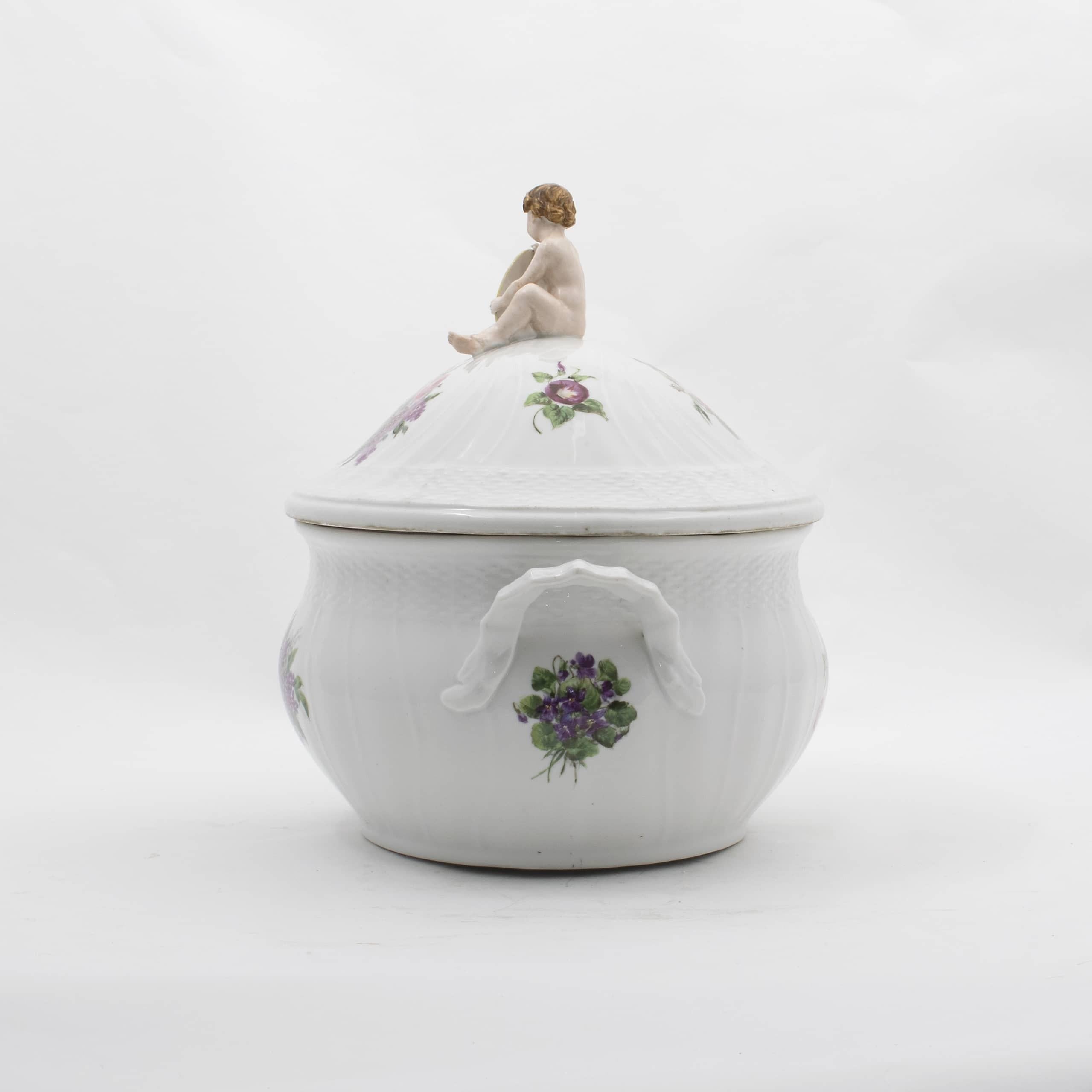 Royal Copenhagen Saxon flower.
Large lidded tureen in hand-painted porcelain with different flowers. Modelled with putto on top.
Marked on the bottom with 3 waves Royal Copenhagen marking (representing the 3 waterways of Denmark), approx.