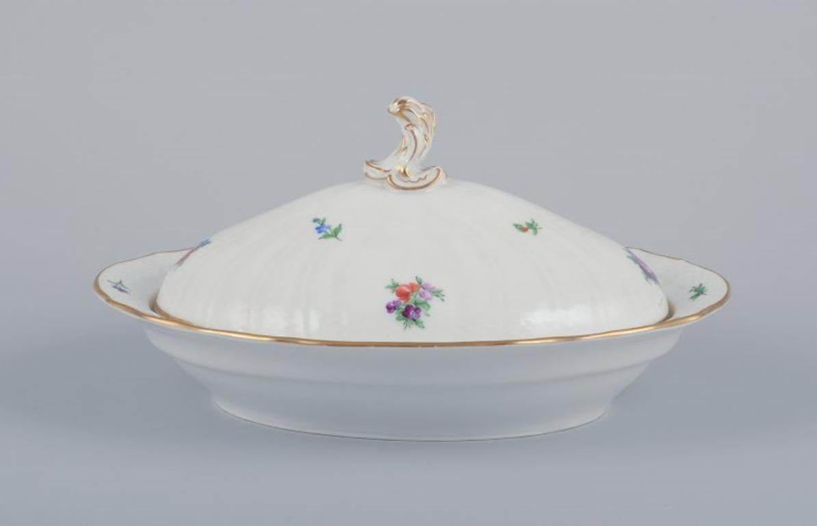 Flor Sajona de Royal Copenhagen. Gran sopera ovalada con tapa, de porcelana. 
Pintado a mano con flores policromadas. Borde dorado.
Model No: 482/1732
Principios del siglo XX.
Marcado.
En excelente estado, con un desconchón en la parte inferior de