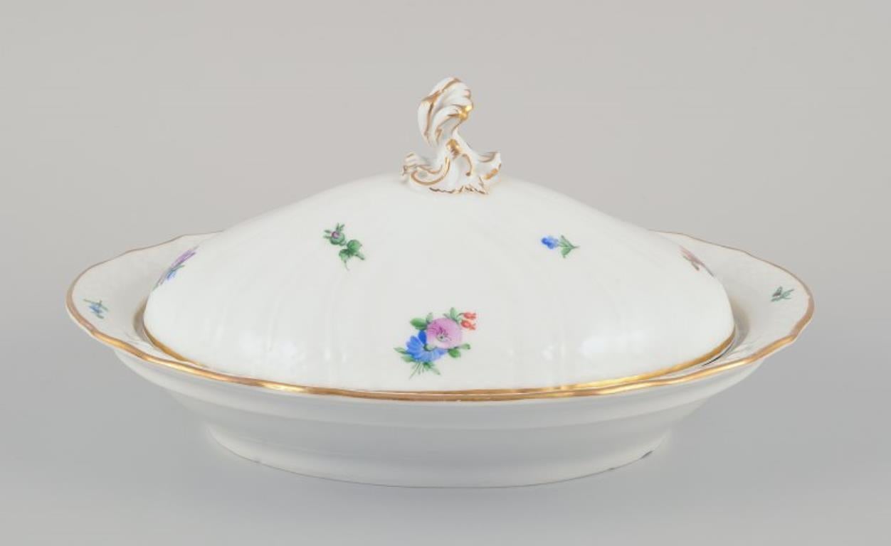 Flor Sajona de Royal Copenhagen. Gran sopera ovalada con tapa, de porcelana. Pintado a mano con flores policromadas. Borde dorado.
Model No: 482/1732.
Principios del siglo XX.
Marcado.
En excelente estado, con un desconchón en el borde inferior. Ver