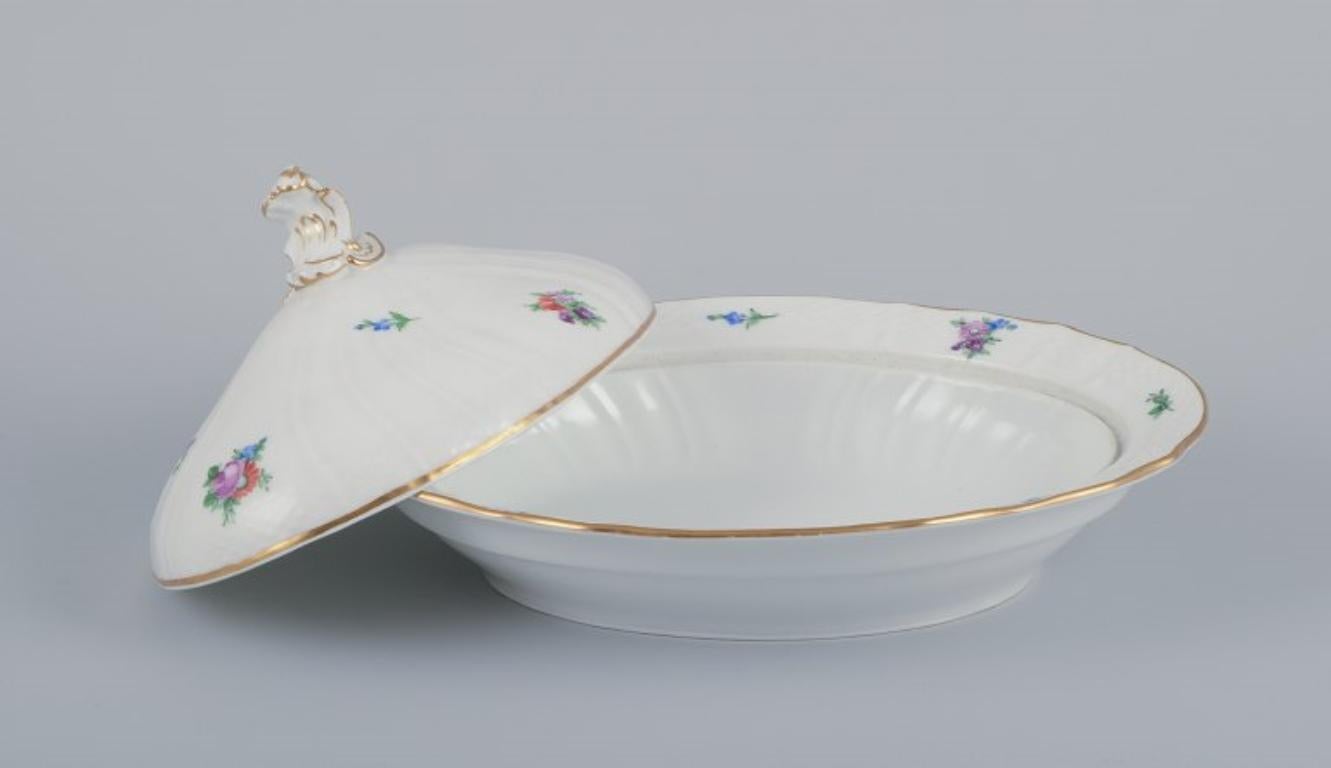 Flor Sajona de Royal Copenhagen. Gran sopera ovalada con tapa, de porcelana. Danés en venta