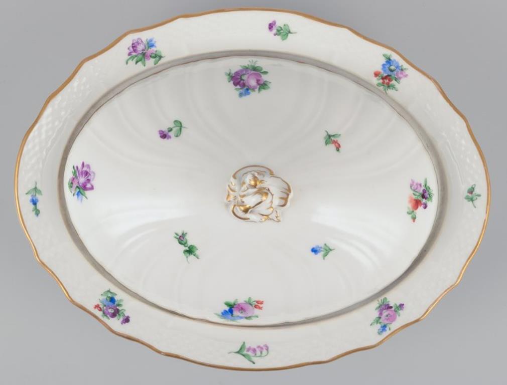 Flor Sajona de Royal Copenhagen. Gran sopera ovalada con tapa, de porcelana. Danés en venta