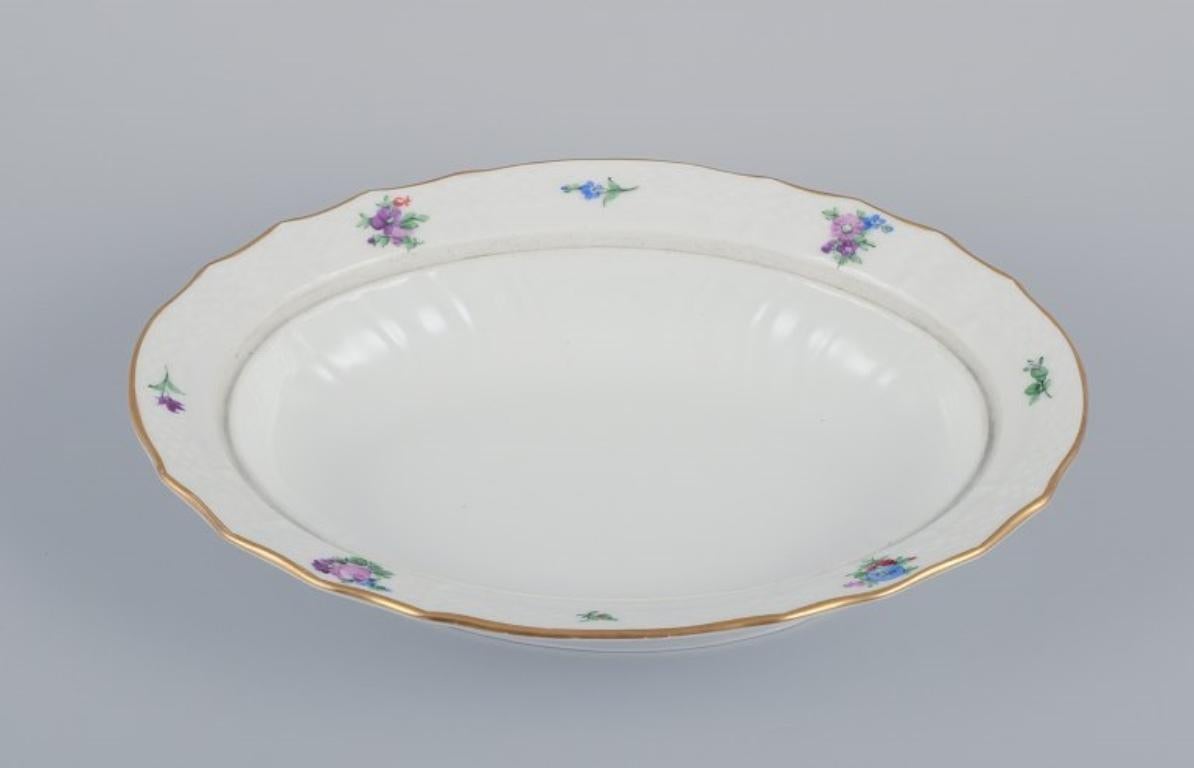 Flor Sajona de Royal Copenhagen. Gran sopera ovalada con tapa, de porcelana. Pintado a mano en venta