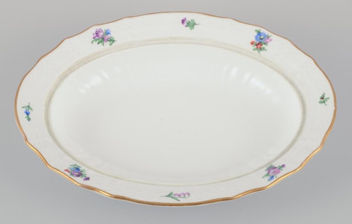 Flor Sajona de Royal Copenhagen. Gran sopera ovalada con tapa, de porcelana. Pintado a mano en venta