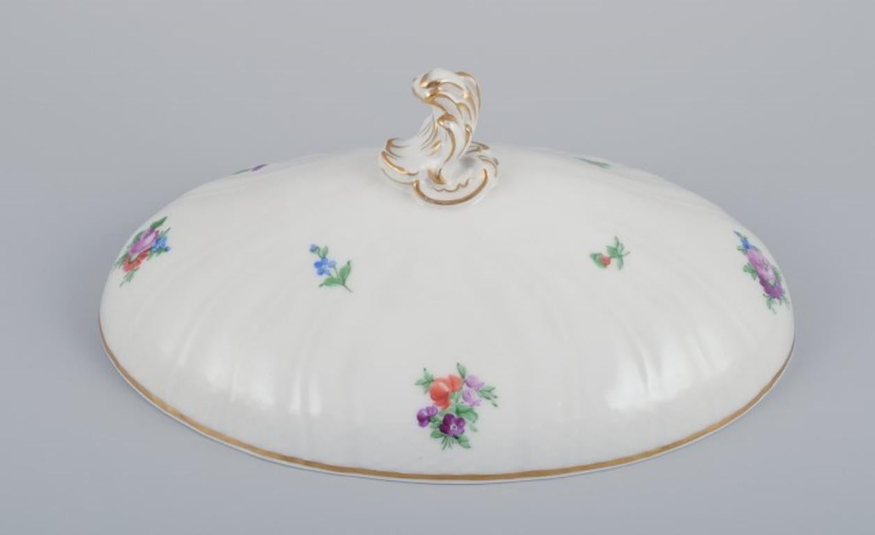 Flor Sajona de Royal Copenhagen. Gran sopera ovalada con tapa, de porcelana. siglo XX en venta