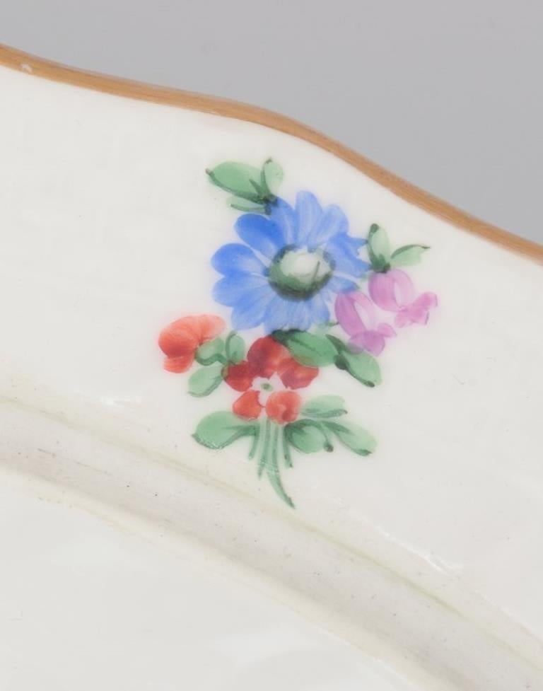 Flor Sajona de Royal Copenhagen. Gran sopera ovalada con tapa, de porcelana. siglo XX en venta