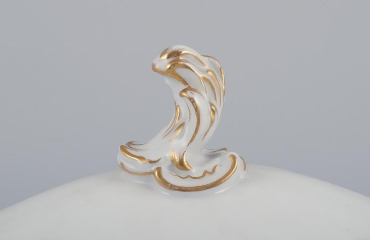 Flor Sajona de Royal Copenhagen. Gran sopera ovalada con tapa, de porcelana. Porcelana en venta