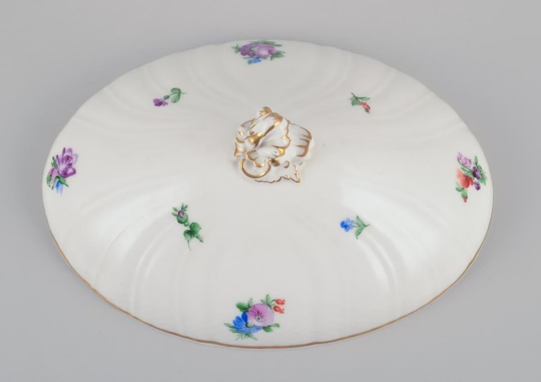 Flor Sajona de Royal Copenhagen. Gran sopera ovalada con tapa, de porcelana. Porcelana en venta