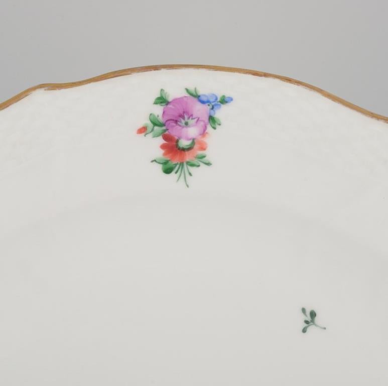 Flor Sajona de Royal Copenhagen. Gran fuente redonda de porcelana para servir. Pintado a mano con flores policromadas. Borde dorado.
Model No: 482/1563.
Aproximadamente en la década de 1930.
Marcado.
En excelente estado, con signos normales de