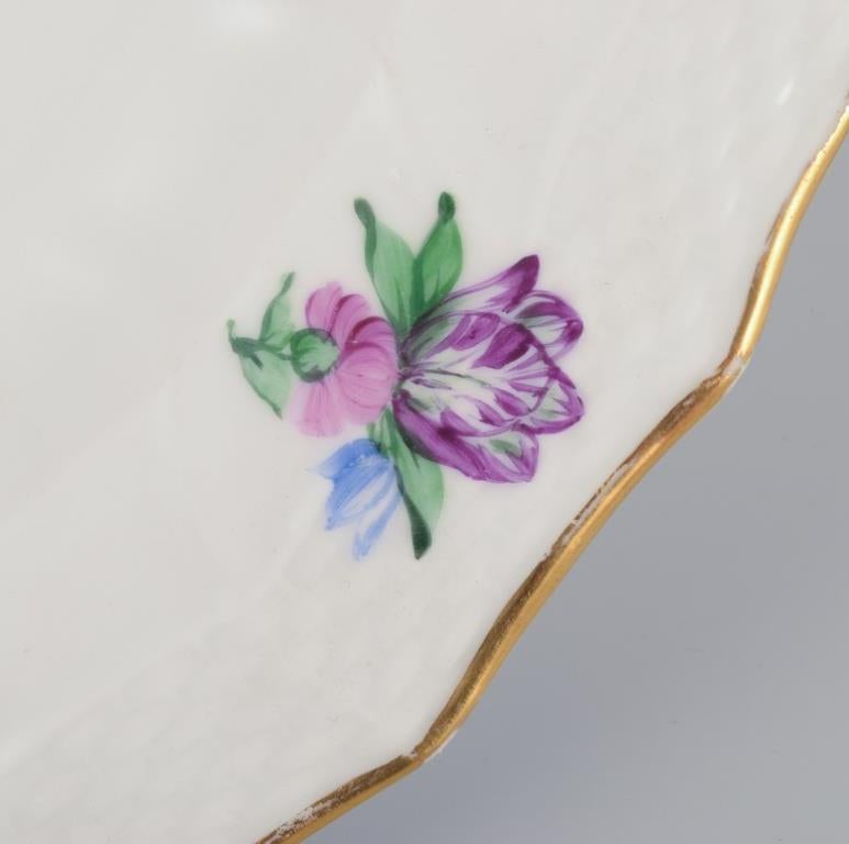 Flor Sajona de Royal Copenhagen. Gran fuente redonda de porcelana para servir. Danés en venta