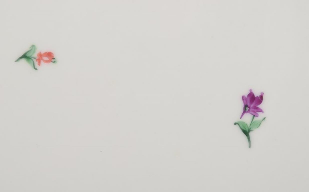 Flor Sajona de Royal Copenhagen. Gran fuente redonda de porcelana para servir. Pintado a mano en venta