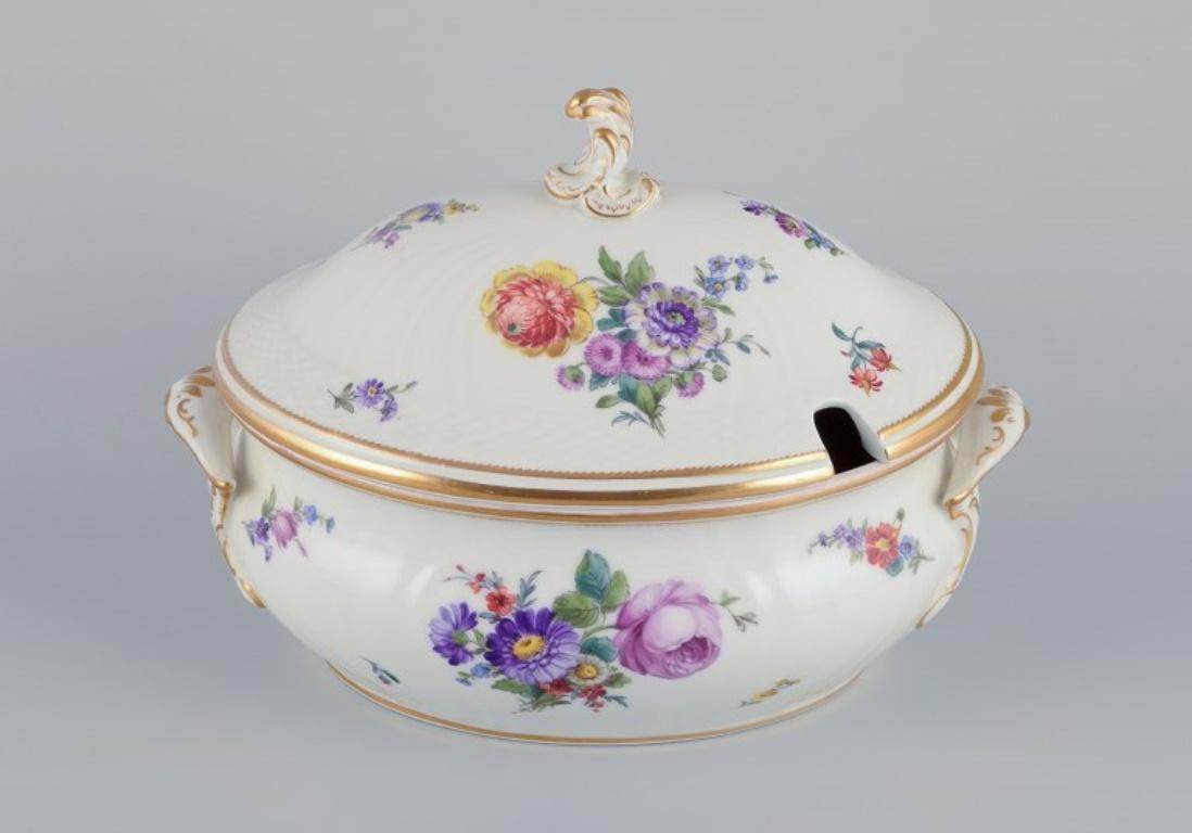 Flor sajona de Royal Copenhagen, sopera con tapa pintada a mano con motivos florales policromados, borde dorado.
Aproximadamente en la década de 1920.
Modelo 482/1667
Marcado.
En perfecto estado.
Primera calidad de fábrica.
Dimensiones: Largo 32,5