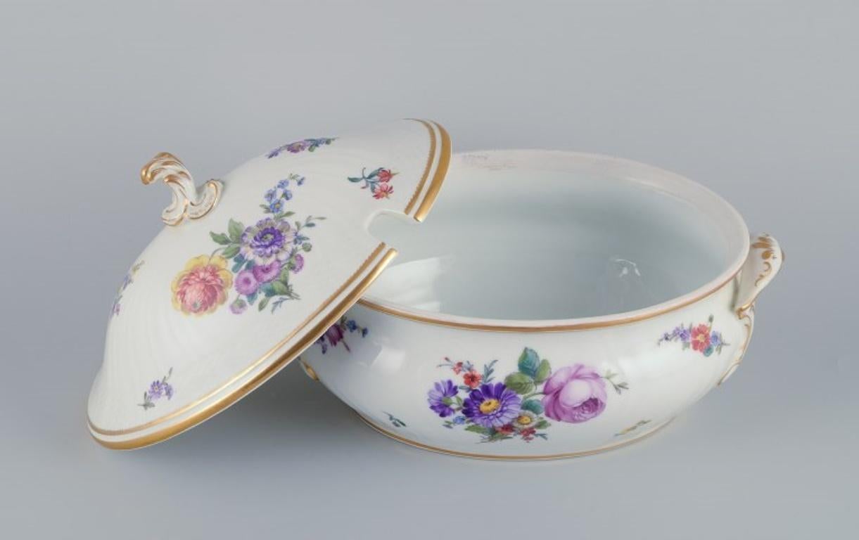 Flor sajona de Royal Copenhagen, sopera con tapa pintada a mano con flores. Danés en venta
