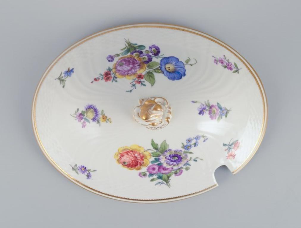 Flor sajona de Royal Copenhagen, sopera con tapa pintada a mano con flores. Pintado a mano en venta