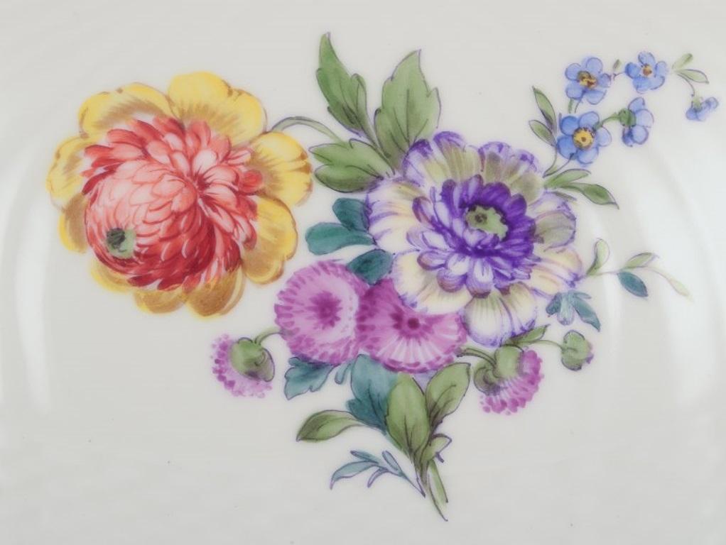 Flor sajona de Royal Copenhagen, sopera con tapa pintada a mano con flores. principios del siglo XX en venta