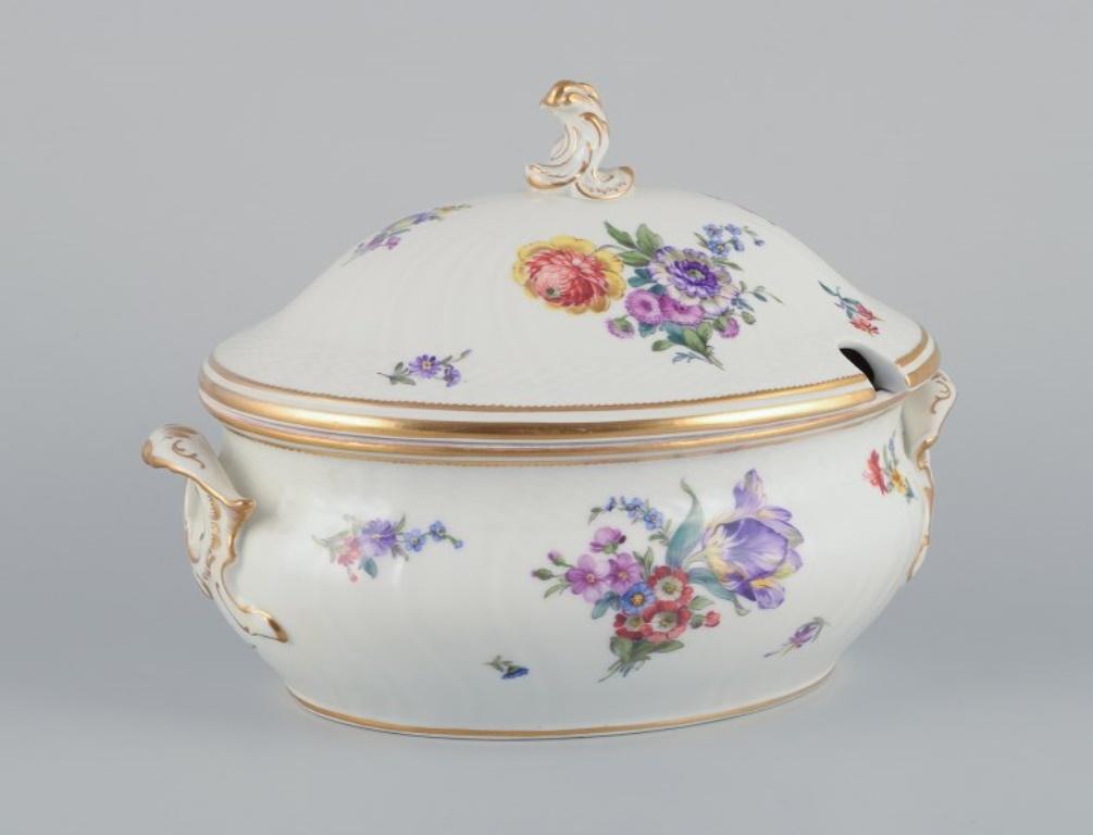Flor sajona de Royal Copenhagen, sopera con tapa pintada a mano con flores. en venta 2