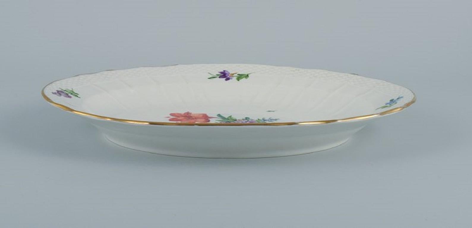 Royal Copenhagen, Saxon Flower.
Oval serving dish in hand-painted porcelain with flowers and gold decoration.
Model number 493/1555.
Early 20th century.
In excellent condition.
Marked.
Second factory quality.
Measures: 30.0 x 23.0 cm.