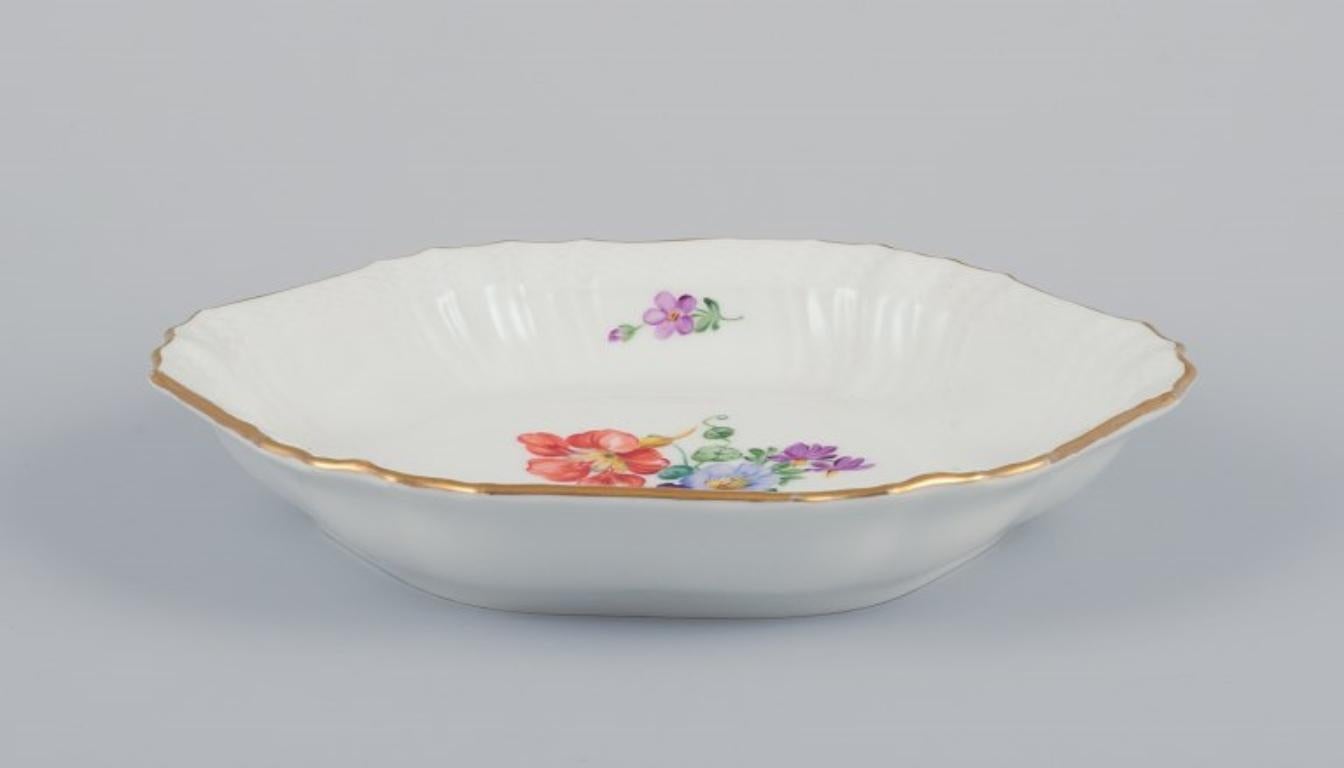 Flor Sajona de Royal Copenhagen. Cuenco de porcelana. Pintado a mano con flores policromadas. Borde dorado.
Model No: 493/1527
Aproximadamente de la década de 1930.
Marcado.
En excelente estado con signos de uso.
Primera calidad de