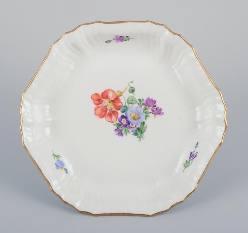 Flor Sajona de Royal Copenhagen. Cuenco de porcelana. Pintado a mano con flores. Danés en venta