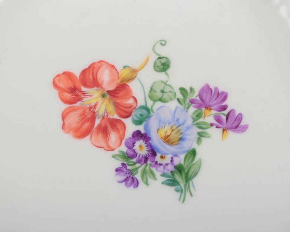 Flor Sajona de Royal Copenhagen. Cuenco de porcelana. Pintado a mano con flores. mediados del siglo XX en venta