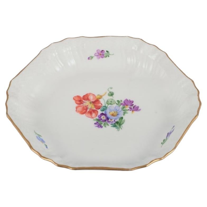 Flor Sajona de Royal Copenhagen. Cuenco de porcelana. Pintado a mano con flores.