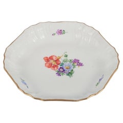Flor Sajona de Royal Copenhagen. Cuenco de porcelana. Pintado a mano con flores.