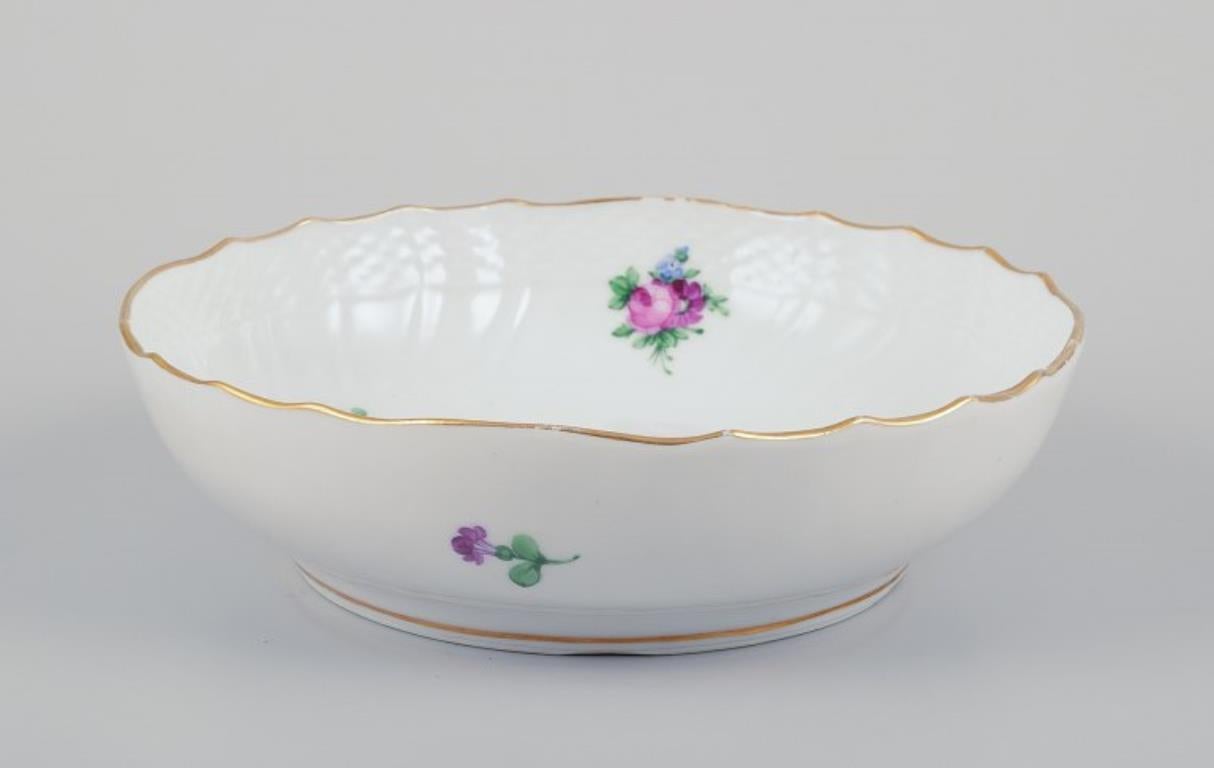Royal Copenhagen Saxon Flower, round bowl in porcelain.
Hand-painted with polychrome floral motifs, gold rim.
Model 482/1518.
Early 1900s.
Marked.
Second factory quality.
In excellent condition, with minimal wear to the gold.
Dimensions: Diameter