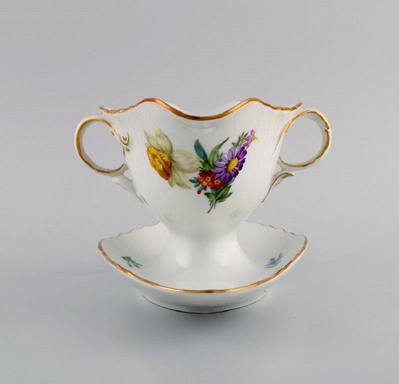 Royal Copenhagen Saxon flower sauce boat in hand-painted porcelain with flowers and gold decoration. Model number 493/1650. Early 20th century.
Measures: 25 x 15 x 10.5 cm.
In excellent condition.
Stamped.
2nd factory quality.