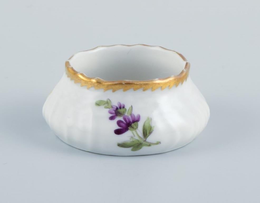 Peint à la main Royal Copenhagen, Fleur de Saxe. Ensemble de cinq pots à sel en porcelaine. en vente