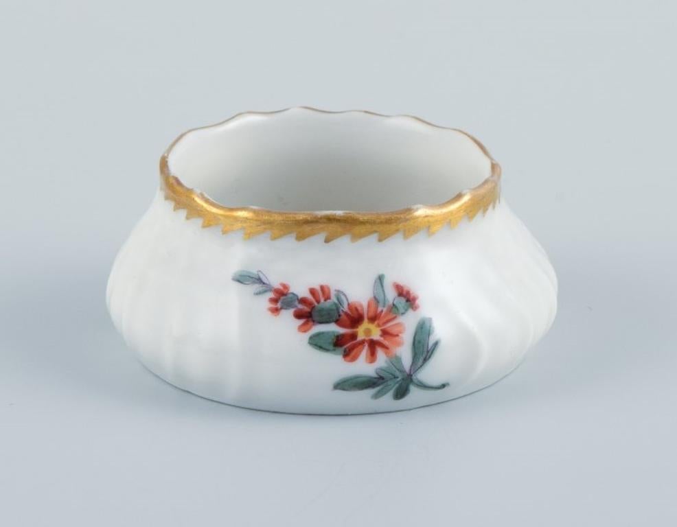Fin du XIXe siècle Royal Copenhagen, Fleur de Saxe. Ensemble de cinq pots à sel en porcelaine. en vente