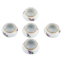 Royal Copenhagen, Fleur de Saxe. Ensemble de cinq pots à sel en porcelaine.