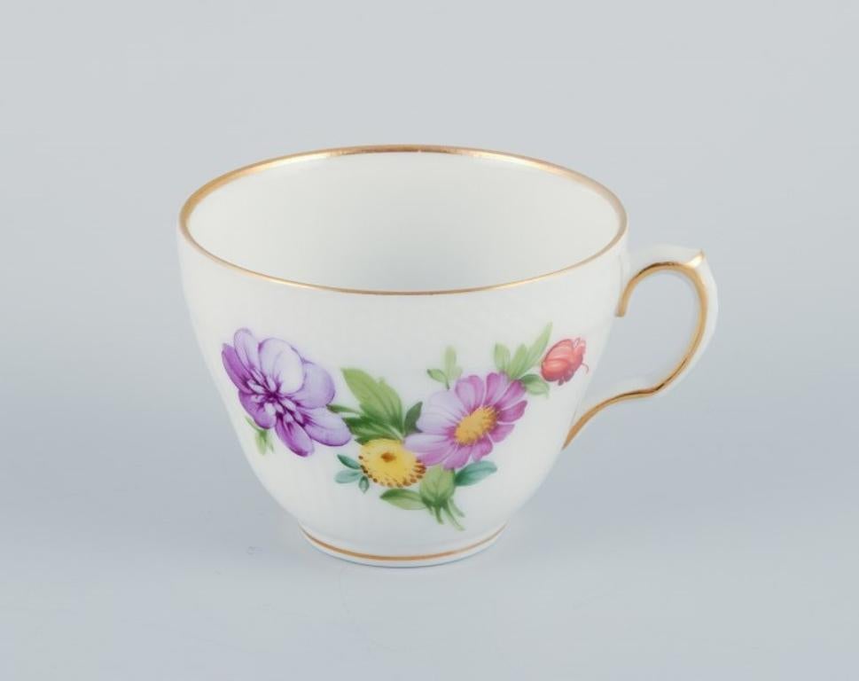 Royal Copenhagen, Saxon Flower, Satz von vier Kaffeebechern mit Untertassen (Mitte des 20. Jahrhunderts) im Angebot