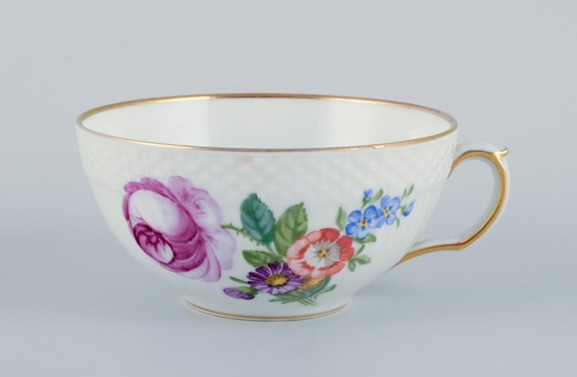 Royal Copenhagen, Saxon Flower, a set of four tea cups with saucers hand-decorated with polychrome flowers and gold rim.
Dated: 1941 (3) + 1964 (1).
Marked.
First factory quality. One cup in second factory quality.
Three saucers in second factory