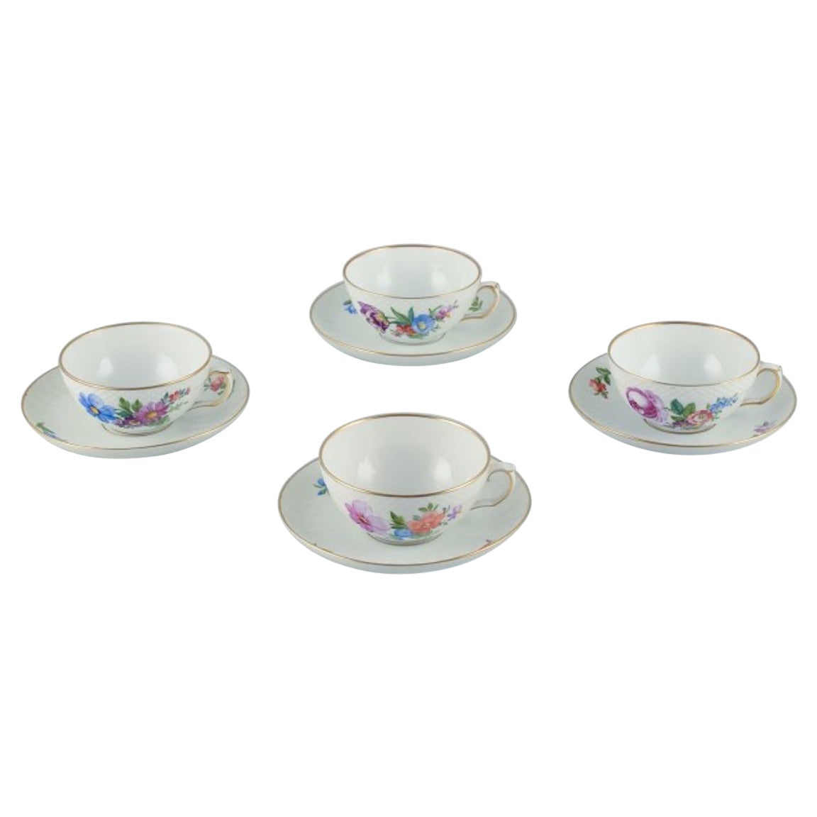 Royal Copenhagen, Saxon Flower, set di quattro tazze da tè con piattini in porcellana.