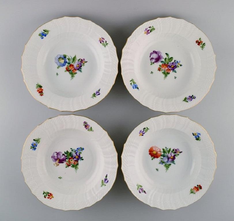 Royal Copenhagen Fiore sassone. Sette piatti profondi in porcellana dipinta a mano con decorazioni a fiori e oro. 
Numero di modello 493/1615. 
Inizio del XX secolo.
Misure: 23,5 x 5 cm.
In ottime condizioni.
Timbrato.
2a qualità di fabbrica.