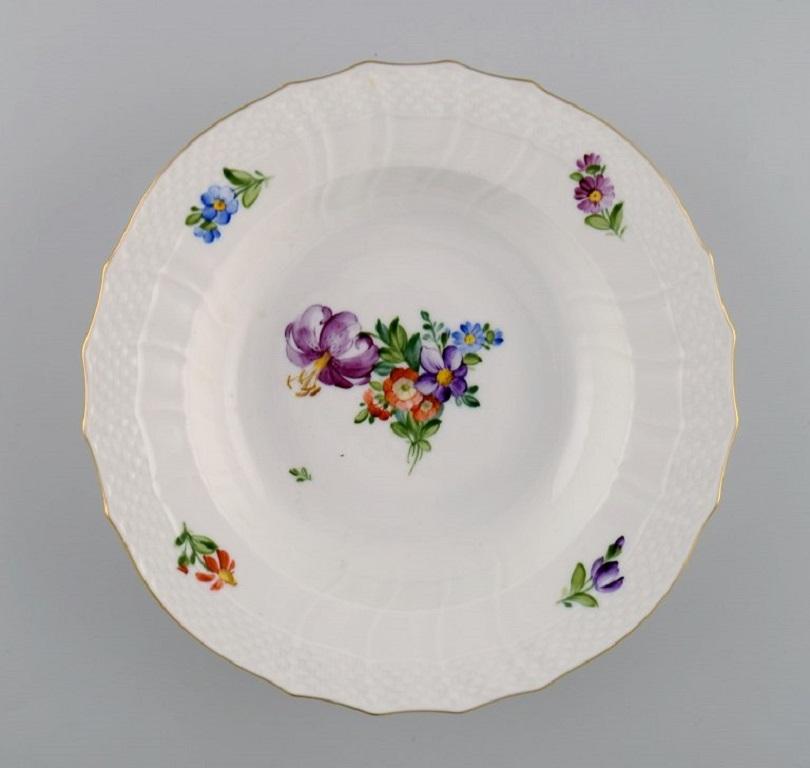 Danois Sept assiettes profondes en porcelaine peinte à la main « Royal Copenhagen Saxon Flower » en vente