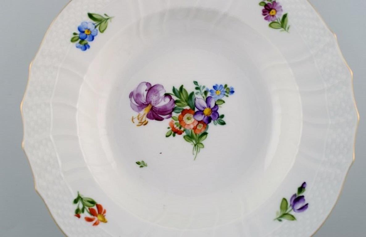 Peint à la main Sept assiettes profondes en porcelaine peinte à la main « Royal Copenhagen Saxon Flower » en vente