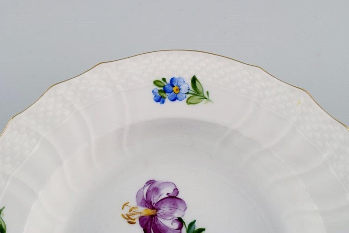 20ième siècle Sept assiettes profondes en porcelaine peinte à la main « Royal Copenhagen Saxon Flower » en vente