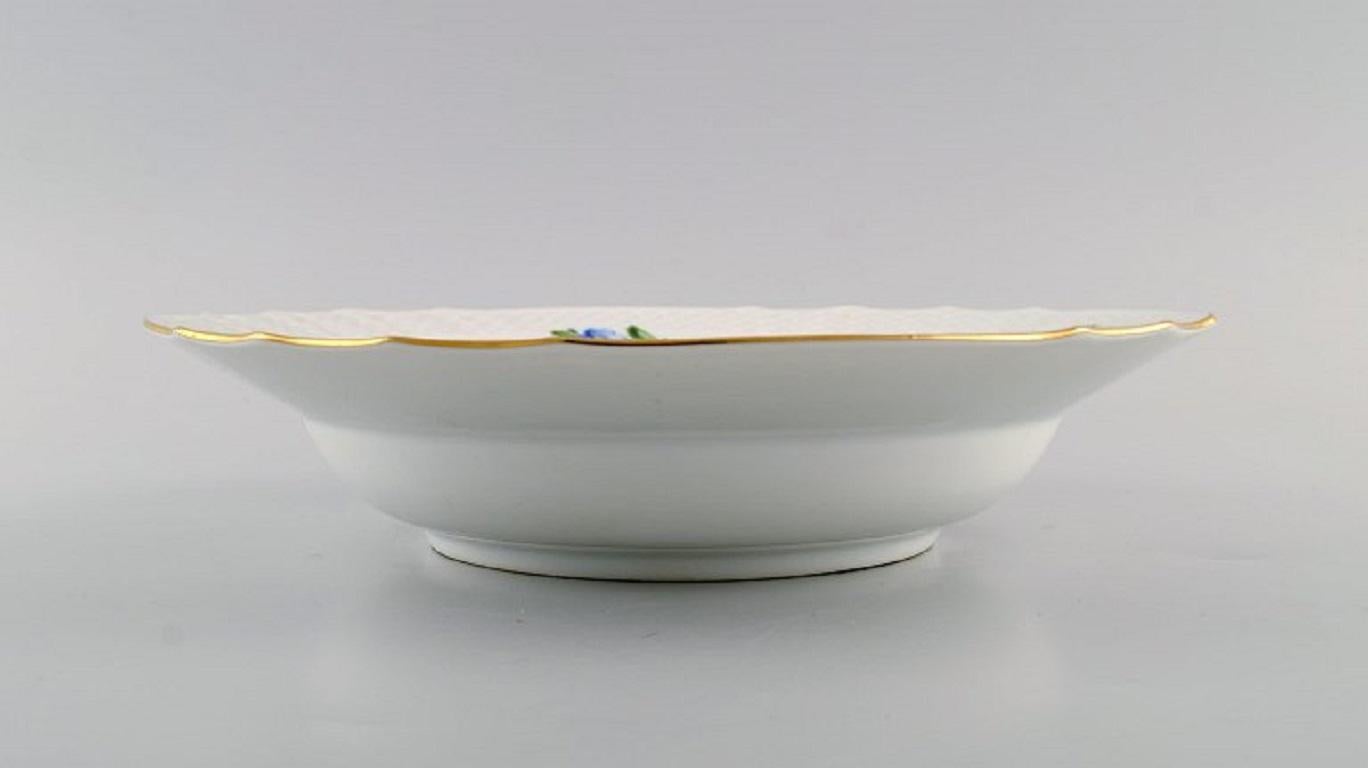 Porcelaine Sept assiettes profondes en porcelaine peinte à la main « Royal Copenhagen Saxon Flower » en vente