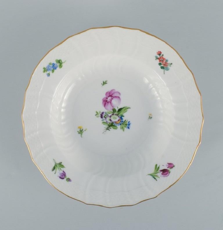 20ième siècle Royal Copenhagen Saxon Flower ( Fleur Saxon) Six assiettes profondes en porcelaine peintes à la main. en vente