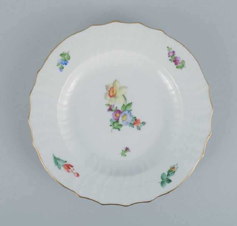 Royal Copenhagen Saxon Flower. Six dinner plates in hand painted porcelain with flowers and gold decoration.
Model number 493/1621.
In excellent condition.
Marked.
Second factory quality.
Dimensions: D 25.0 cm.