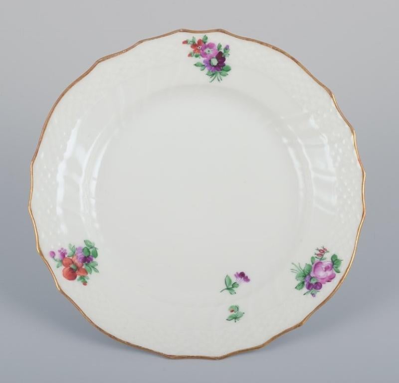 Royal Copenhagen Fiore sassone. Sei piatti di porcellana. 
Dipinto a mano con fiori policromi. Cerchio d'oro.
Model No: 482/1626.
Approssimativamente dagli anni '30.
Contrassegnato.
In perfette condizioni.
Seconda qualità di fabbrica.
Dimensioni: D