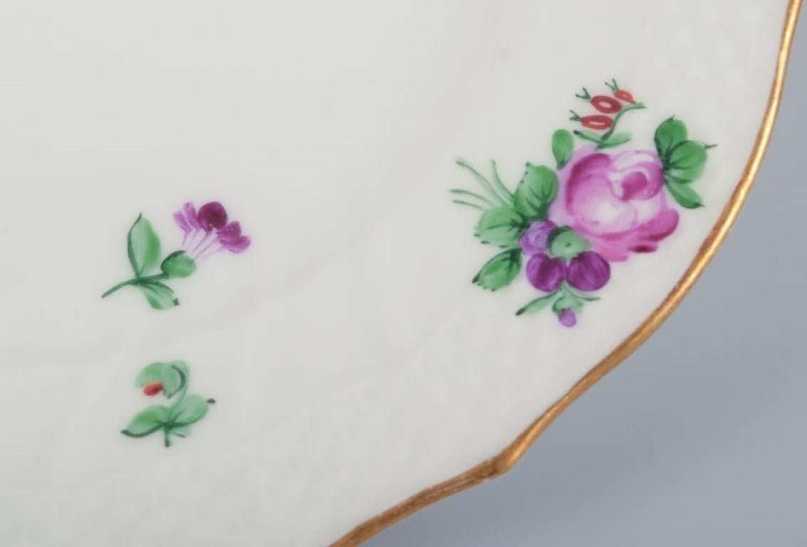 Dipinto a mano Royal Copenhagen Fiore sassone. Sei piatti in porcellana con motivi floreali. in vendita