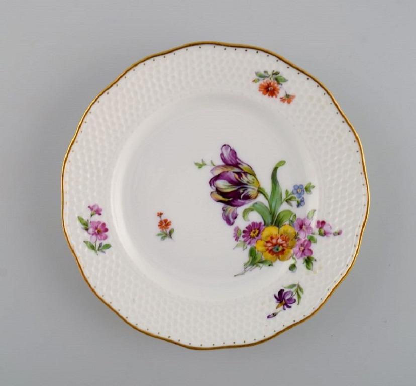 Royal Copenhagen Flor sajona versión especial. 
Cinco raros platos de tarta con flores pintadas a mano y decoración dorada. Aproximadamente 1900.
Diámetro: 16 cm.
En excelente estado.
Firmado.
1ª calidad de fábrica.