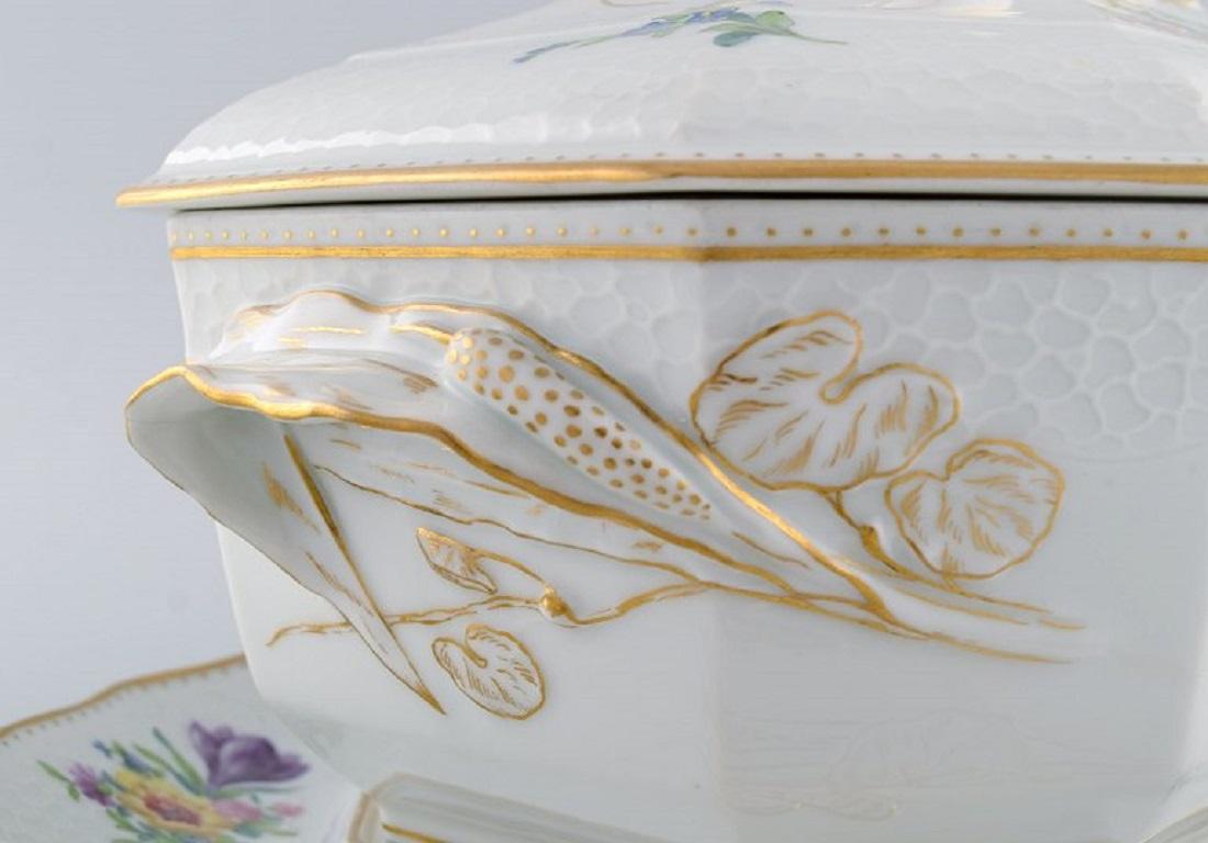 Royal Copenhagen Saxon Flower Special Version, Large and Rare Lidded Tureen For Sale 1