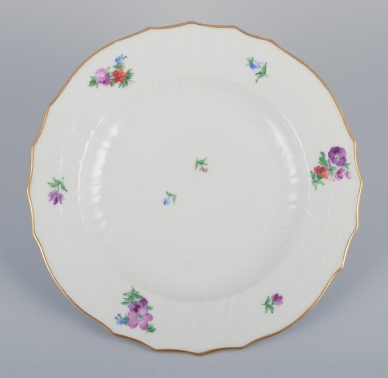 Flor Sajona de Royal Copenhagen. Tres platos llanos de porcelana. 
Pintado a mano con flores policromadas. Borde dorado.
Model No: 482/1621
Principios del siglo XX.
Marcado.
En perfecto estado.
Segunda calidad de fábrica.
Dimensiones: P 25,0 cm x A